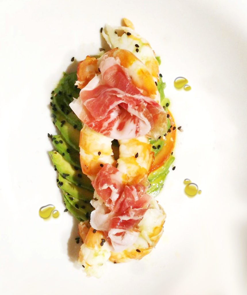 Ensalada de aguacate, tomate, gambas y jamón ibérico