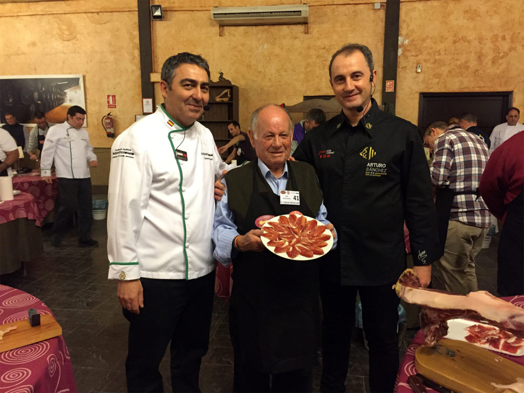 Aprender de nuestros propios errores. Master Class magistral de José Ángel Muñoz Ruiz sobre el corte de jamón. Curso de corte benéfico organizado por AGACUJ y la Asociación Reyes Magos de Chiclana.