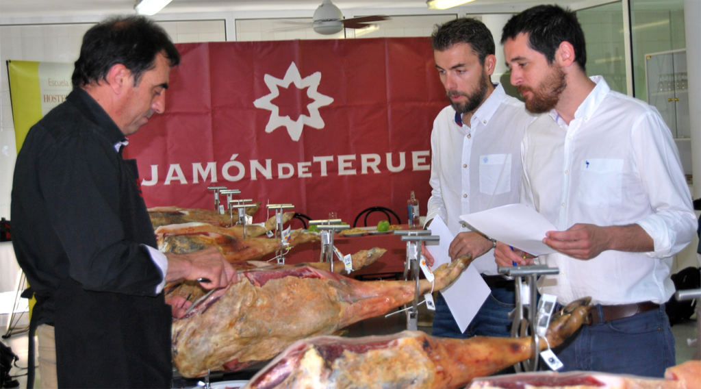 Expertos catadores valoran los jamones y paletas de Teruel que aparecerán en la próxima Guía Peñín del Jamón de Teruel