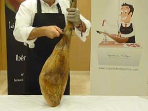 Cómo cortar un jamón, corte en el corvejón