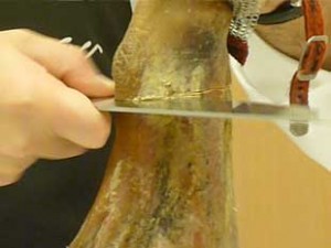 Cómo cortar un jamón, corte en el corvejón