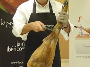 Cómo cortar un jamón, limpieza de la pieza