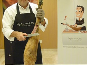 Cómo cortar un jamón, limpieza de la pieza