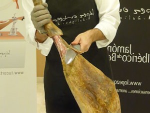 Cómo cortar un jamón, limpieza de la pieza