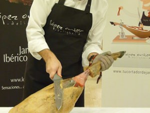Cómo cortar un jamón, limpieza de la pieza