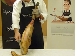 Cómo cortar un jamón, retirar grasa y tocino de la pieza