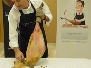 Cómo cortar un jamón, retirar grasa y tocino de la pieza