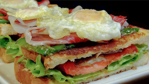 Sándwich vegetal con jamón ibérico, setas, pimientos y huevo