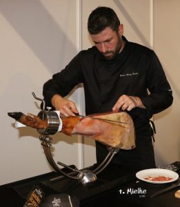 Cortador de Jamón en el II Certamen Mundial de Jamón Popi Ciudad Estepona