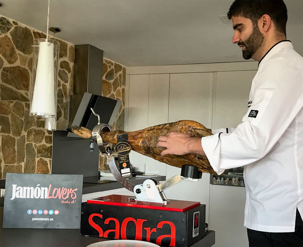 Cómo cortar jamón: Tutorial de corte de jamón. Limpieza y apertura del jamón.