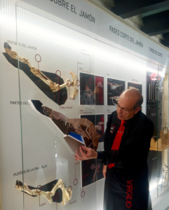Virgilio Sánchez explicando las partes del jamón ¡oh! Espacio del Jamón en La Alberca