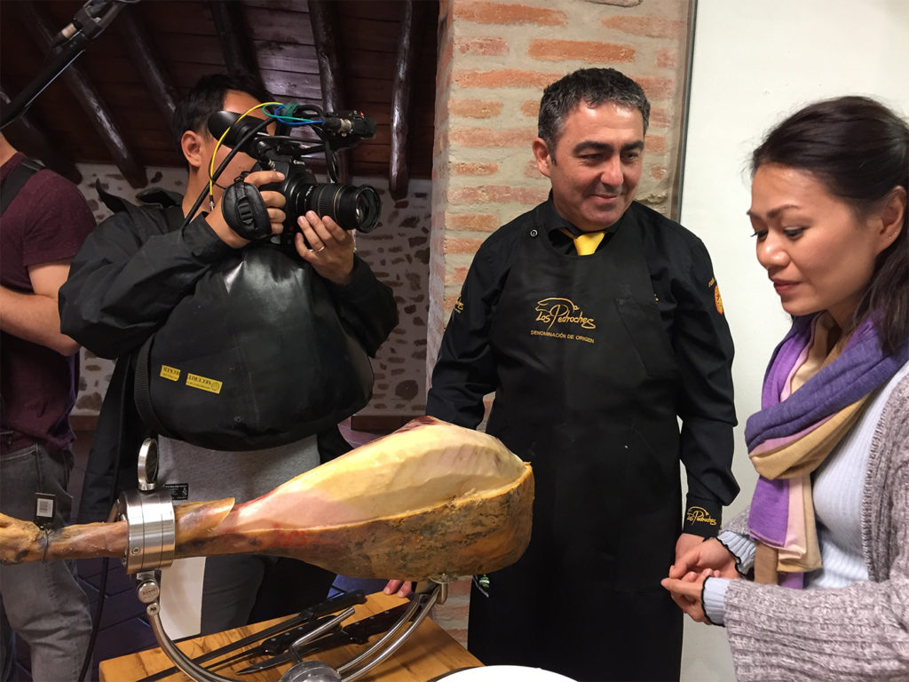 Momento de cata y corte de jamón de bellota 100% ibérico DOP Los Pedroches. Televisión Singapur. 
