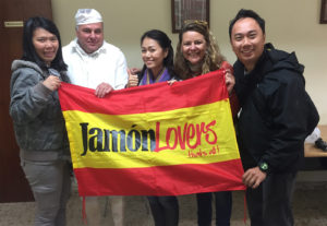 Visita a empresa elaboradora de jamón ibérico para la Televisión Singapur.