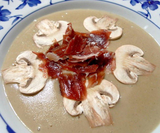 Crema de champiñones con jamón ibérico