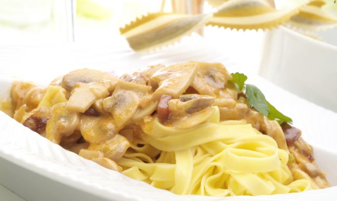 Pasta con jamón y champiñones