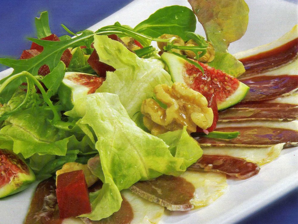 Ensalada de jamón ibérico, naranjas y nueces de California
