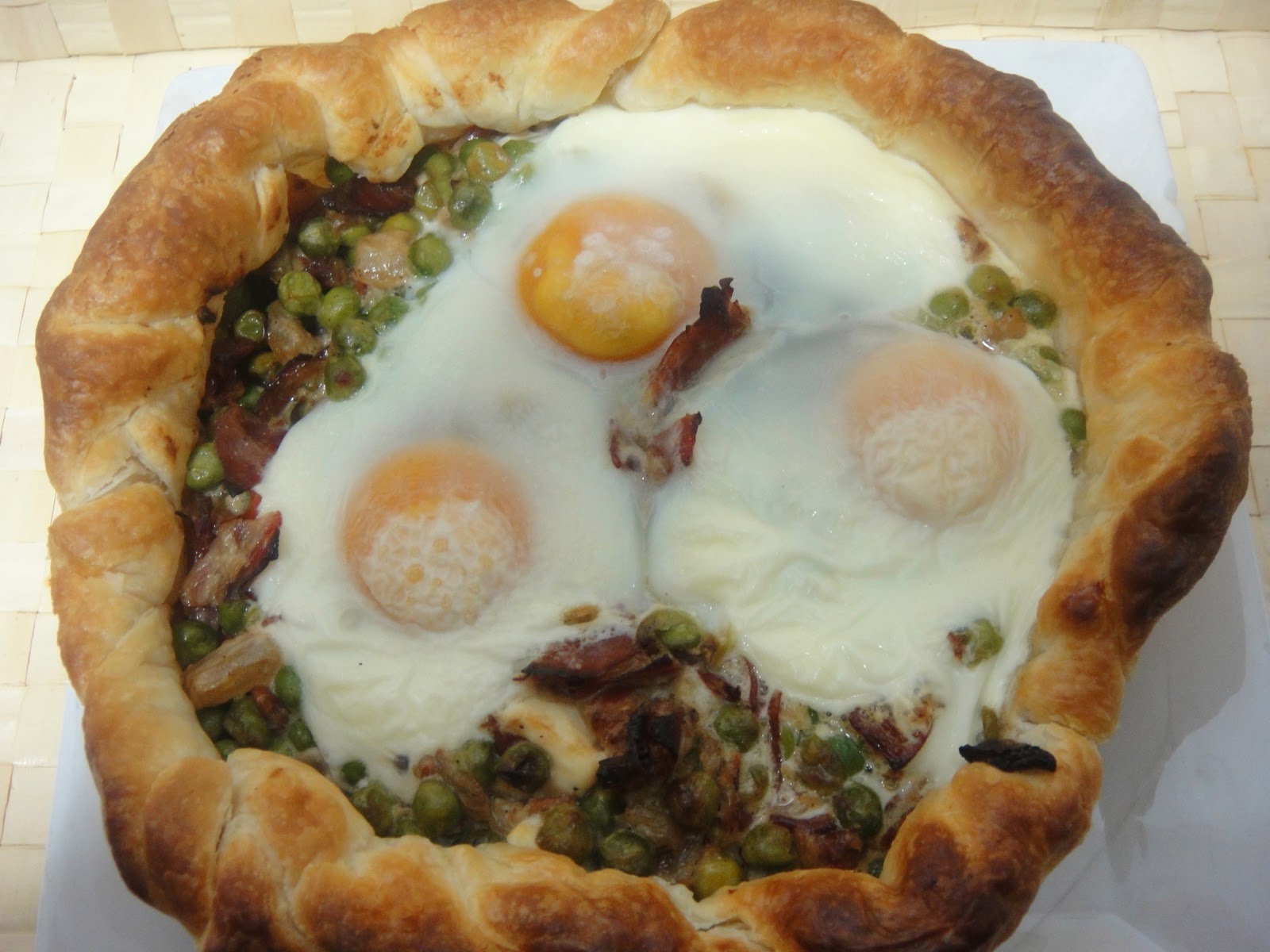 Tartaleta de jamón ibérico con guisantes.