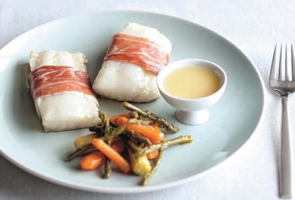 Bacalao confitado con jamón ibérico y verduras