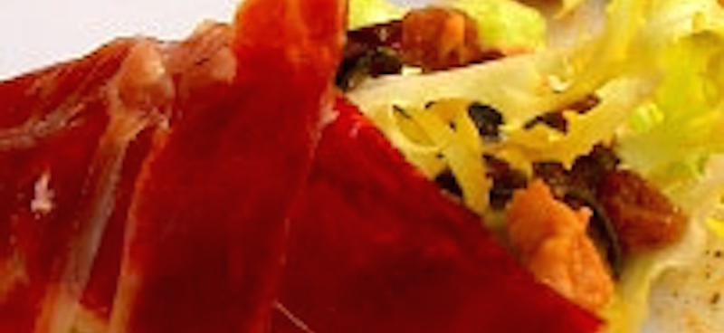 cucurucho de jamón ibérico con ensalada de aguacate