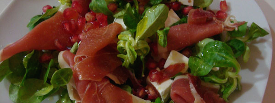 Ensalada de canónigos con mango y jamón ibérico