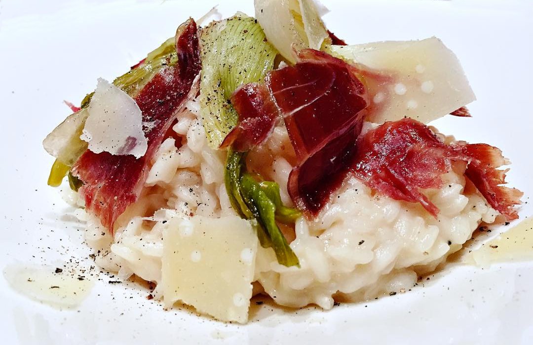 Risotto con ajetes tiernos, queso parmesano y jamón ibérico