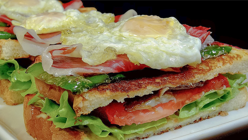 Sándwich vegetal con jamón ibérico, setas, pimientos y huevo