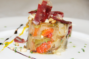 Timbal de verduras asadas con piñones y crujiente de jamón ibérico