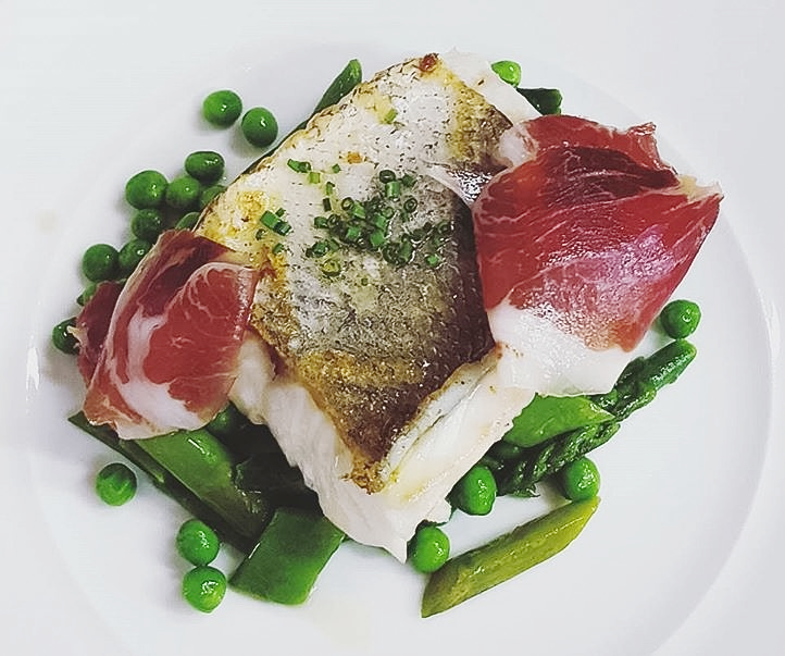 Merluza con verduritas y jamón ibérico
