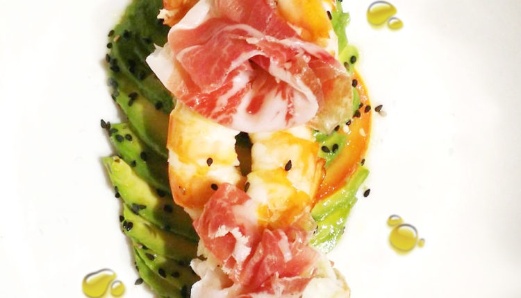 ensalada-aguacate-tomate-gambas-jamon-iberico