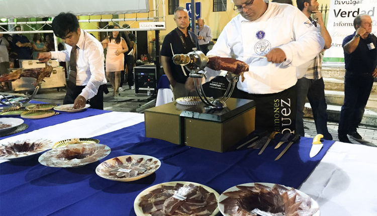 emilio-calo-cortando-concurso-cortadores-pedro-mora-ciudad-chipiona-jamonlovers