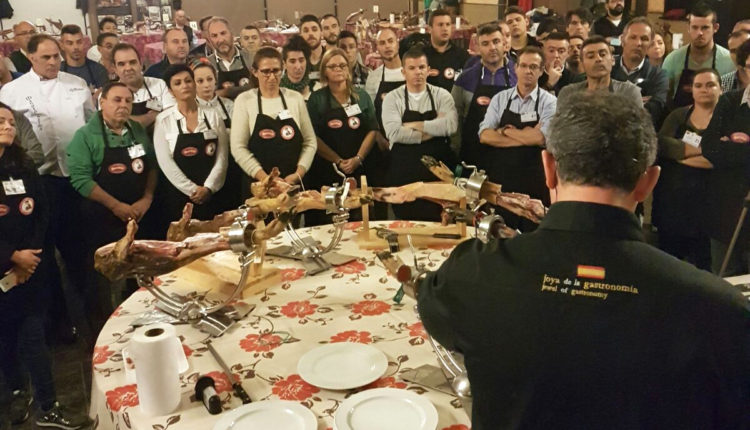 jose-angel-munoz-ruiz-cortador-jamon-master-class-curso-corte-jamon-benefico-chiclana-agacuj-asociacion-reyes-magos-jamonlovers