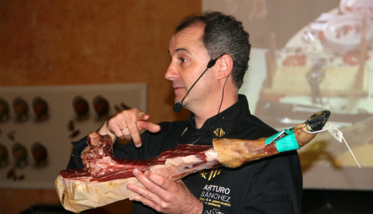 jose-angel-munoz-ruiz-cortador-jamon-master-class-curso-corte-jamon-benefico-chiclana-agacuj-reyes-magos-jamonlovers