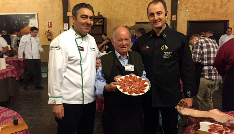 jose-angel-munoz-ruiz-cortador-jamon-master-class-curso-corte-jamon-benefico-chiclana-agacuj-reyes-magos-ningun-nino-sin-juguetes-jamonlovers