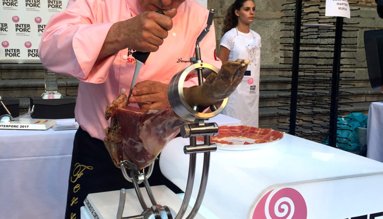diego-ferreras-en-final-concurso-cortadores-jamon-capa-blanca-interporc-spain-jamonlovers