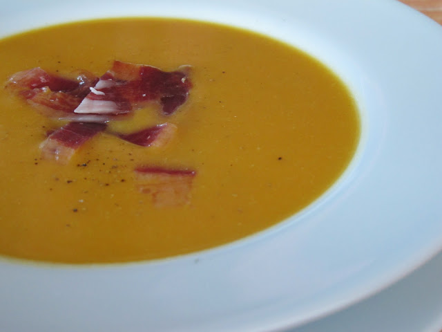 Crema de Patatas y Zanahoria con Crujiente de Jamón Ibérico
