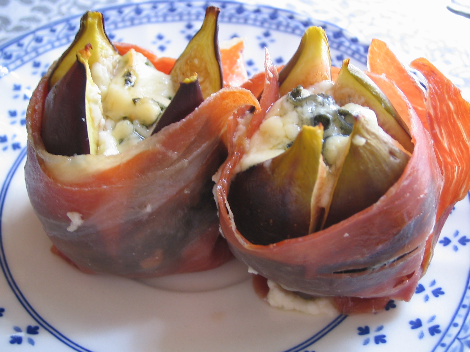 Higos envueltos en jamón ibérico