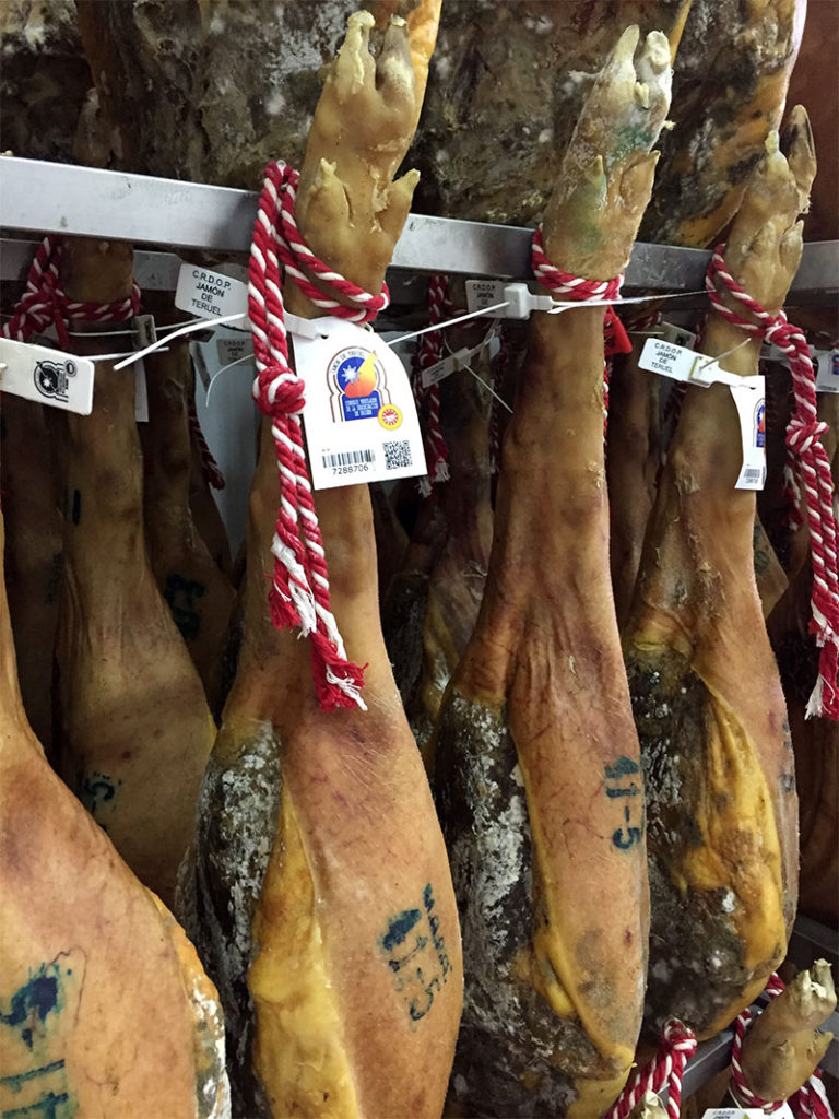 Jamones con pata, con pezuña. Dop Jamón de Teruel. 