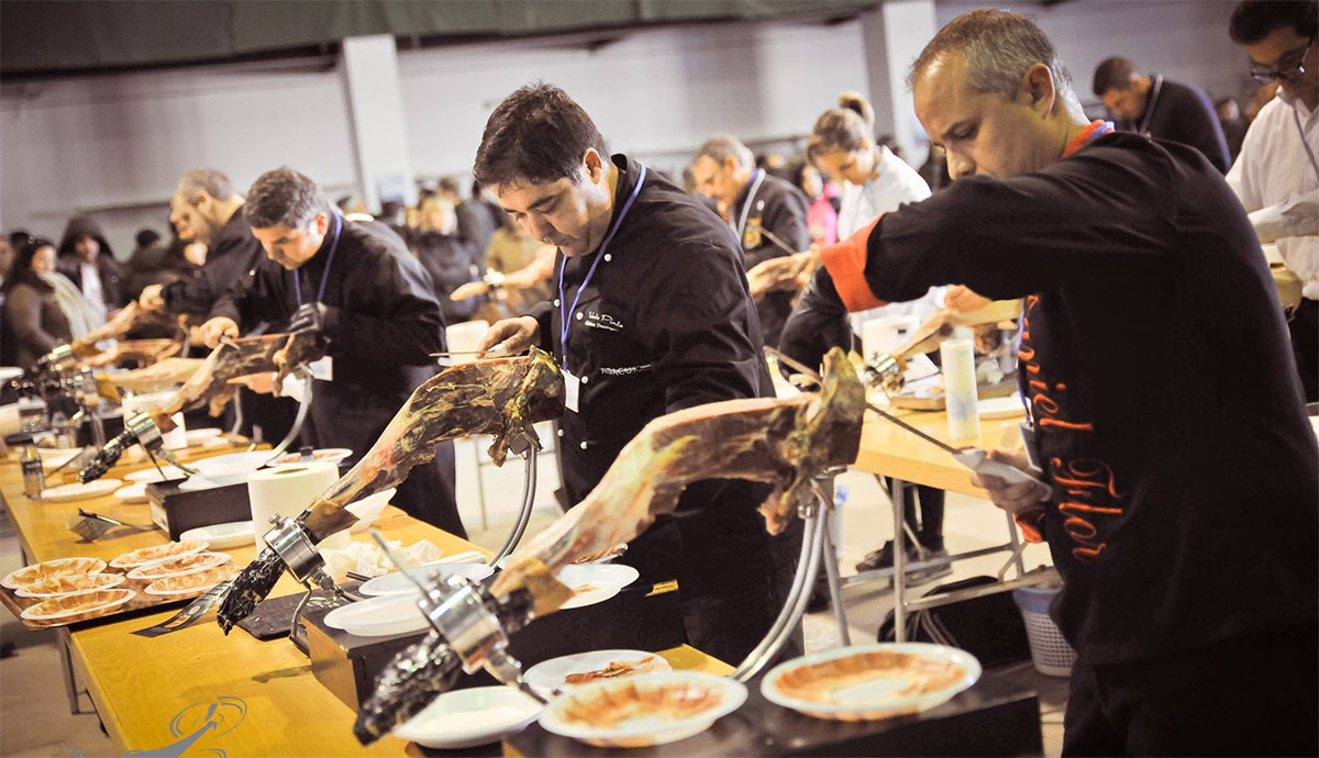 Curso Solidario impartido por los Maestros Cortadores de Jamón en Vejer