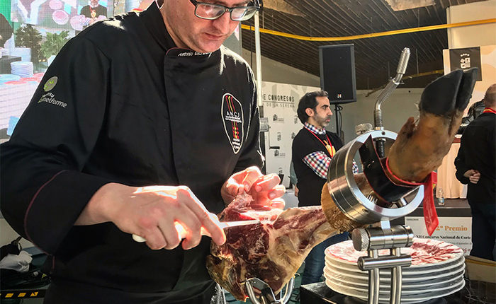 antonio-escribano-capitan-XII-campeonato-espana-de-cortadores-jamon-ancj-villanueva-de-la-serena