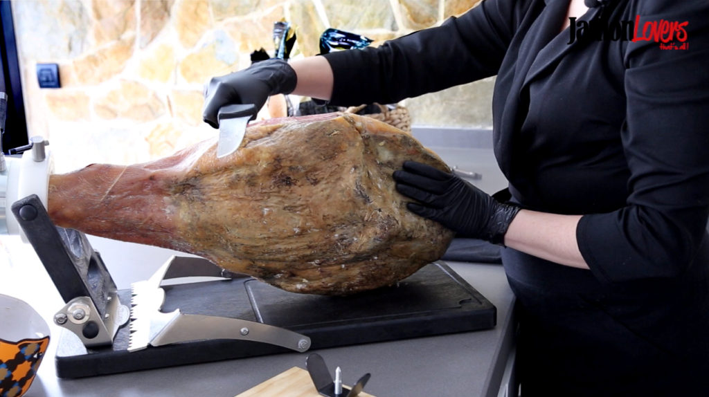Colocación de manos al cortar jamón