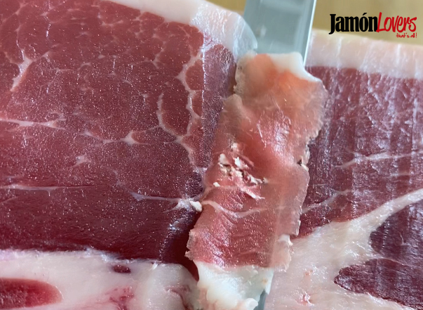 Corte jamón blando con texturas pastosas