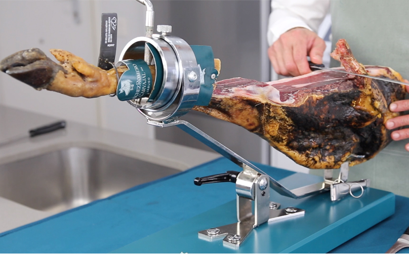 Cómo evitar accidentes cortando jamón, trucos para cortar jamón en casa