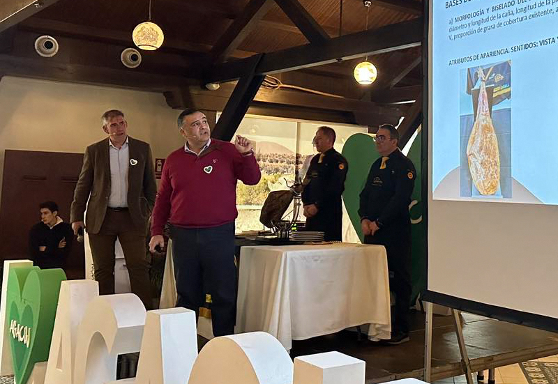 Interpretación del concurso al mejor Jamón de Bellota 100% Ibérico DOP Los Pedroches, III Congreso AGACUJ