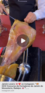 Limpieza de los jamones XXIV Concurso de Cortadores de Jamón de Monesterio 